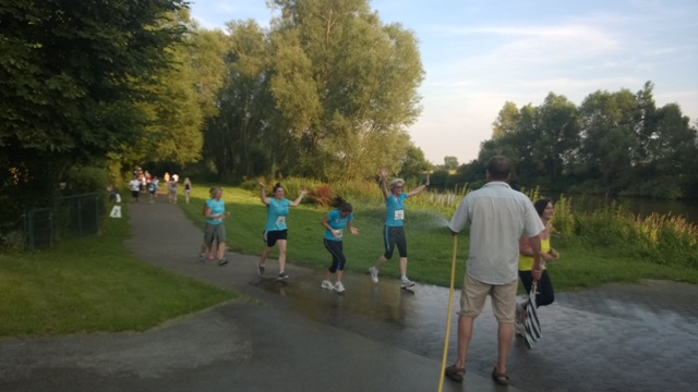 2014 Stadtlauf Wasserspritze am Vereinsheim