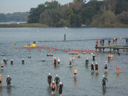 2014 Triathlon Berlin Start Rote Badekappen