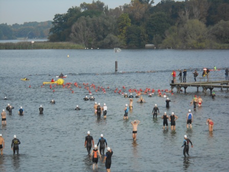 2014 Triathlon Berlin Start Rote Badekappen