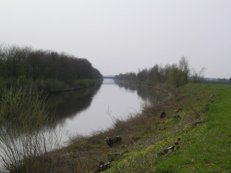 Kanal in Intschede: Von hier an erstreckt sich der Kanal 4,5 km geradeaus; ideale Voraussetzungen für die Trainingsarbeit