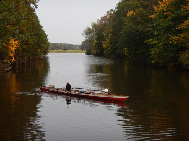 2 Man kann sich auch allein in die Schleuse rudern